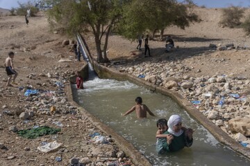 Israel cuts off Palestinians water