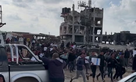 Chaotic scenes as hungry people scramble for food