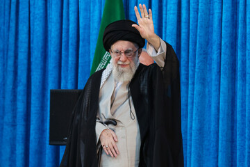 Ayatollah Khamenei addressing people at the Imam Khomeini shrine