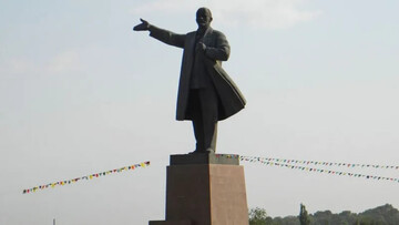 Kyrgyzstan takes down Lenin statue