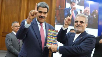 Maduro honors Iranian news anchor, IRIB martyrs at Venezuela’s journalism ceremony