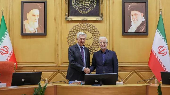 Interior minister, UNHCR representative discuss issues on Afghan refugees