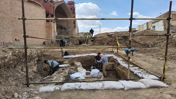 Archaeologists uncover lusterware fragments, Islamic-era ruins in Isfahan excavation