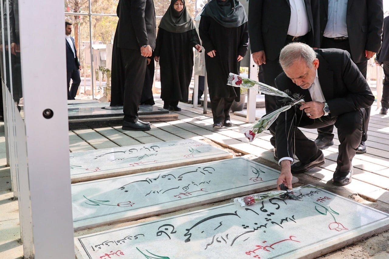 Pezeshkian in cemetary