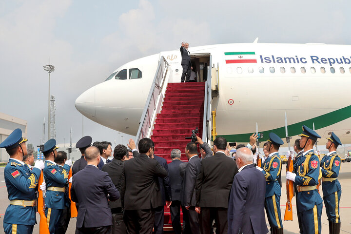 Pezeshkian going isnside his plane