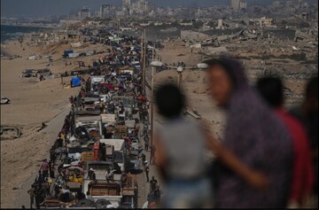 Displaced Palestinians flee northern Gaza Strip, by foot and in vehicles, carrying their belongings along the coastal road, near Wadi Gaza, Tuesday, Sept. 23, 2025. (AP Photo/Abdel Kareem Hana)
