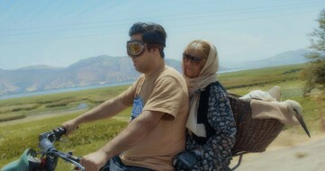 Iranian director Hemen Khaledi wins at BIFF with debut feature documentary “Singing Wings”