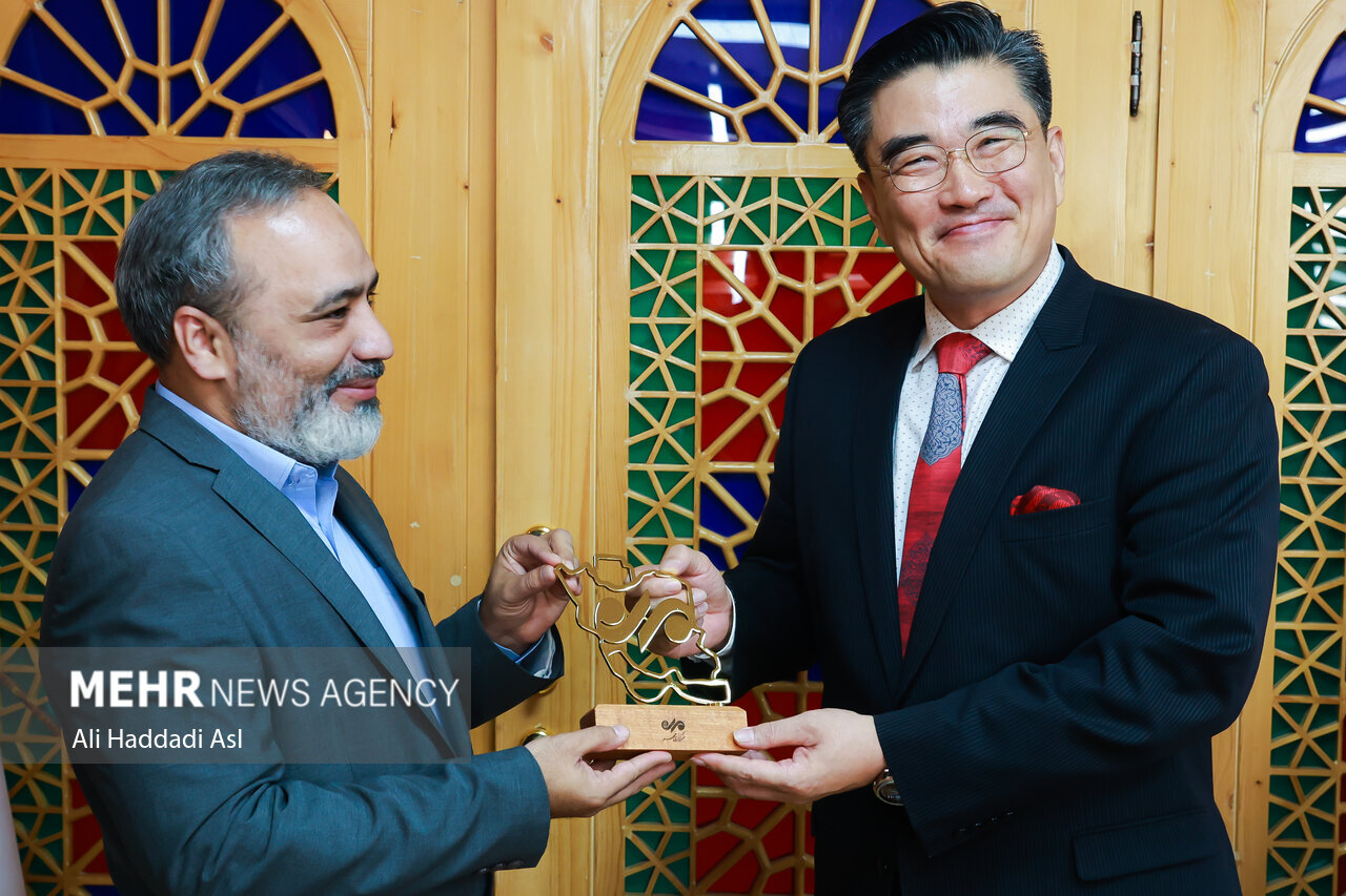 South Korean ambassador visits Tehran Times, highlights strengthening bilateral ties