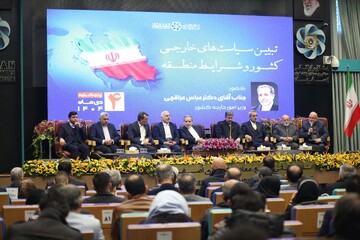 Foreign minister urges export reforms at Isfahan business forum