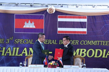 Cambodian Defense Minister Tea Seiha (L) stands with Thai Defense Minister Nattaphon Narkphanit, in Chanthaburi Province, Thailand, December 27, 2025 (AKP)