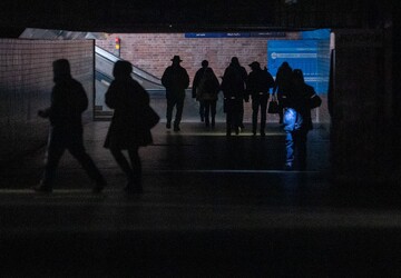 Passers-by walk through Berlin’s Wannsee station during a major power outage on January 3, 2026, following a fire at the Lichterfelde power station (Getty Images)