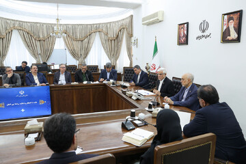 Vice President Aref talking to political scholars