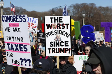 People join antiwar protests in Chicago at the weekend. [Kamil Krzaczynsky/AFP]