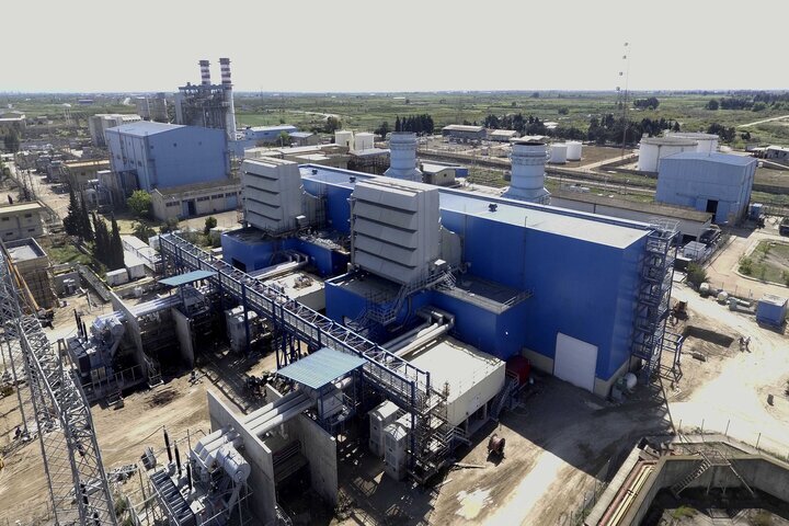 Iranian engineers set 99-day record for power plant unit installation