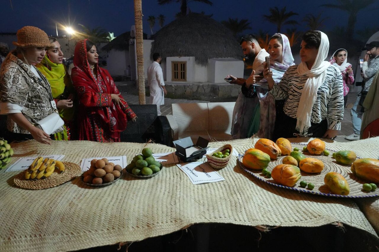 Tasting chikoo, papaya and guava; a unique experience for tourists in Darak Village