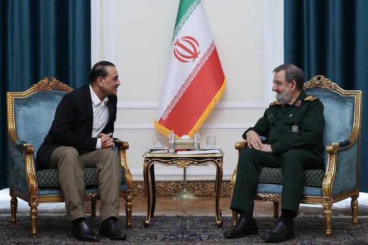 Gambler’s hand revealed to Iran