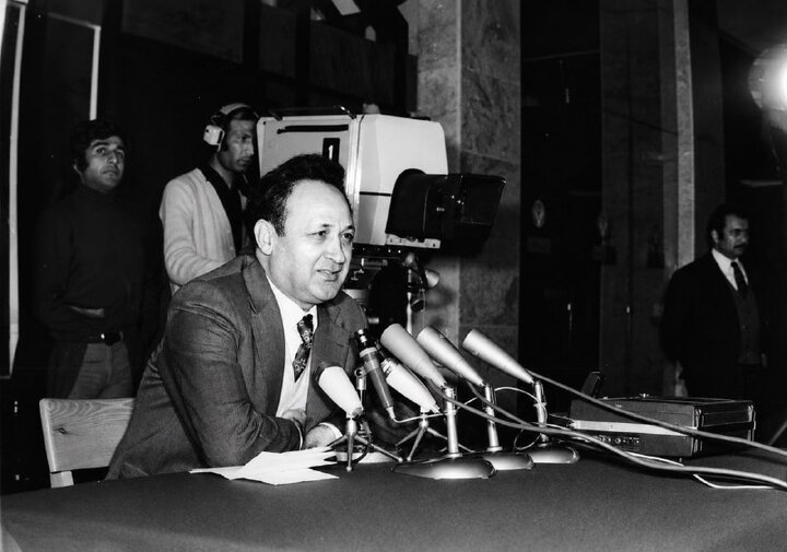 Rediscovering Dr. Abdolhossein Zarrinkoub: A Scholar Who Shaped Persian Cultural Studies