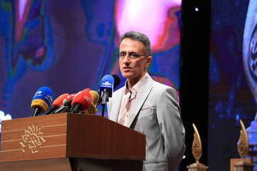 Ganjoor founder receives National Parsi-jan Award 