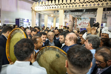 Pezeshkian visits Tehran exhibition showcasing rural and nomadic achievements