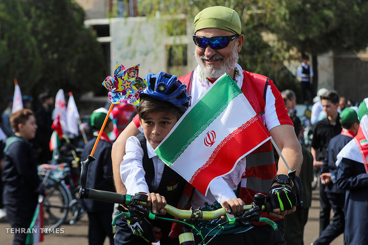 Turkish cyclists pay tribute to Minab martyrs in Tabriz