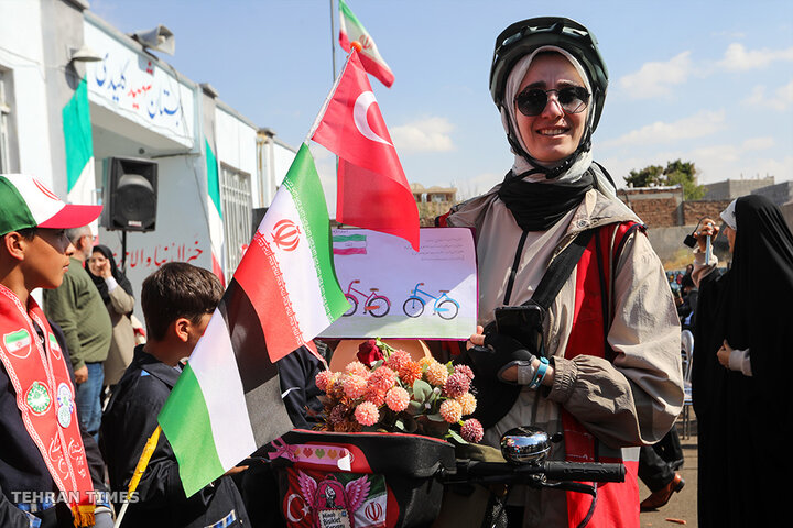 Turkish cyclists pay tribute to Minab martyrs in Tabriz