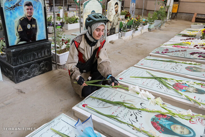 Turkish cyclists pay tribute to Minab martyrs in Tabriz