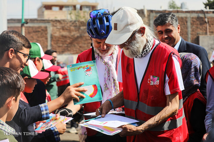 Turkish cyclists pay tribute to Minab martyrs in Tabriz