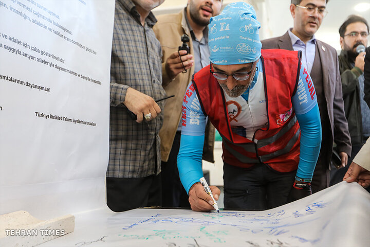 Turkish cyclists pay tribute to Minab martyrs in Tabriz
