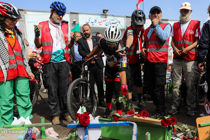 Turkish cyclists pay tribute to Minab martyrs in Tabriz
