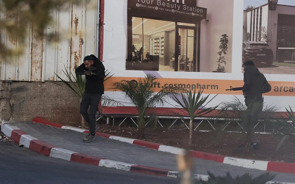 Palestinian fighters kill 2 Israeli soldiers in fierce Al-Khalil confrontation